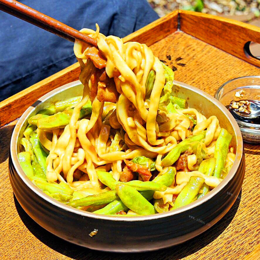 花样豆角菌鲍菇焖面红萝卜