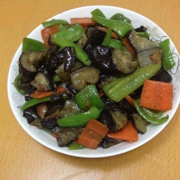 美味的胡萝卜洋葱烩茄子