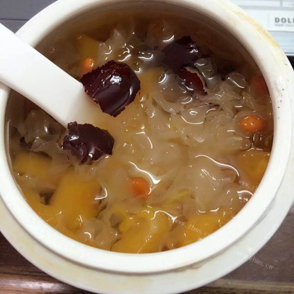 好喝的牛奶炖银耳