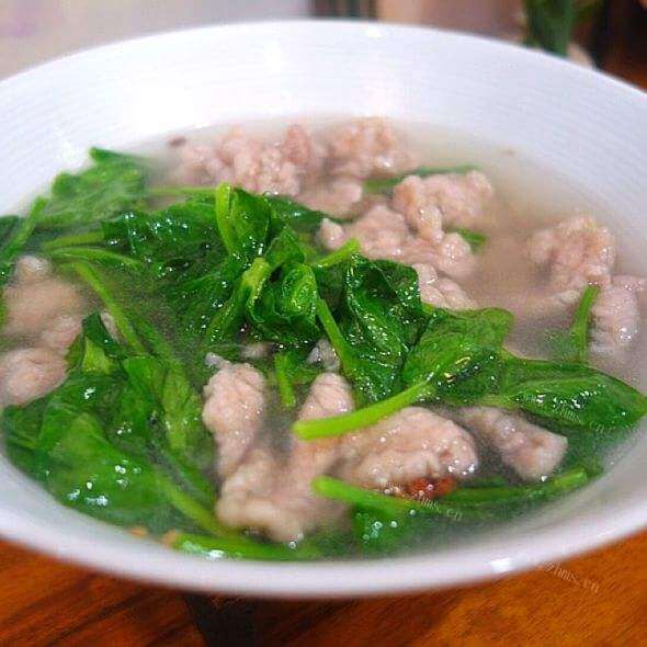 可口的肉条豆苗汤