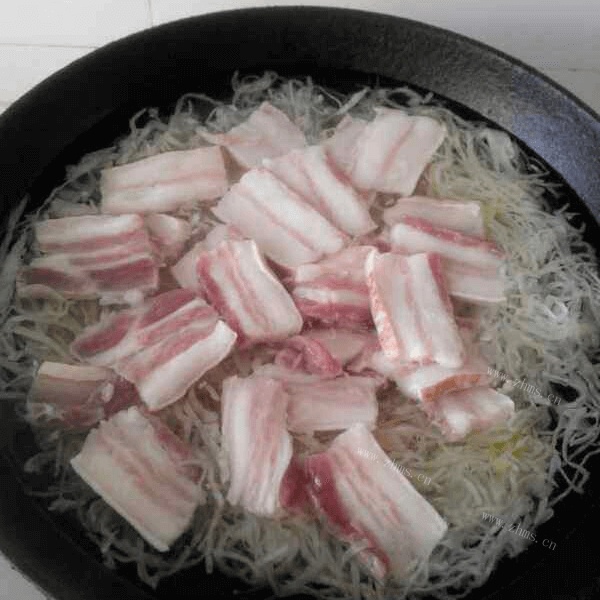 美味的酸菜汆白肉做法图解1)