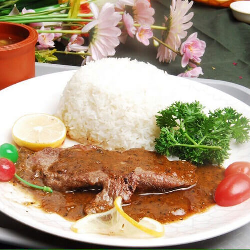 香辣的黑椒沙拉牛排饭