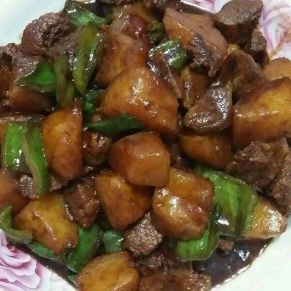 美味的红焖土豆牛肉