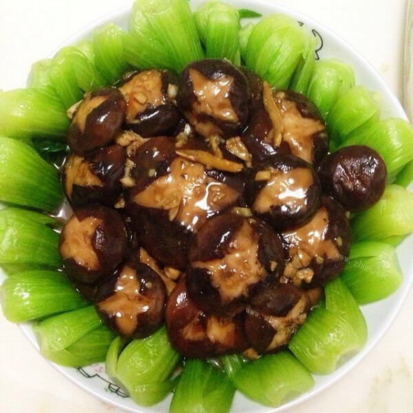 美味的双菇扒油菜 