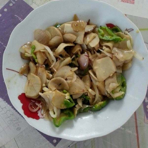 鲜美的洋葱炒杏苞菇