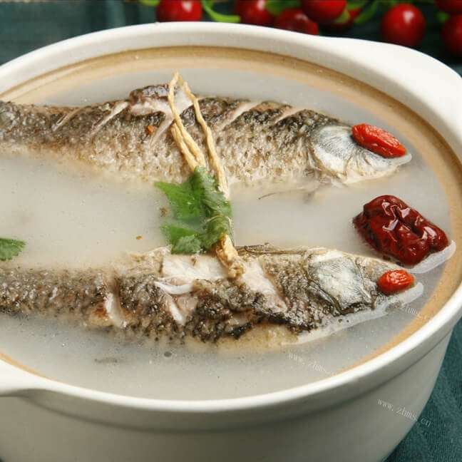 美味的香菜鱼头豆腐汤