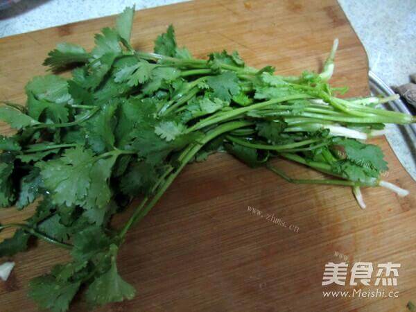 美味的香菜土豆翡翠饼做法图解1)