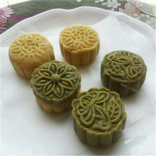 美味的红薯芝麻馅冰皮月饼