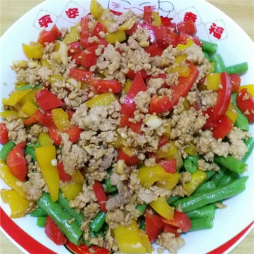 美味的彩椒肉末浇淋豆角