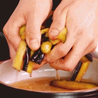 美味诱人的肉沫茄子煲做法图解5)