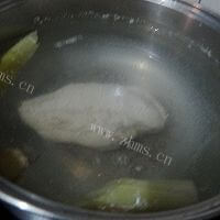 滋补的鸡肉菌菇汤做法图解1)