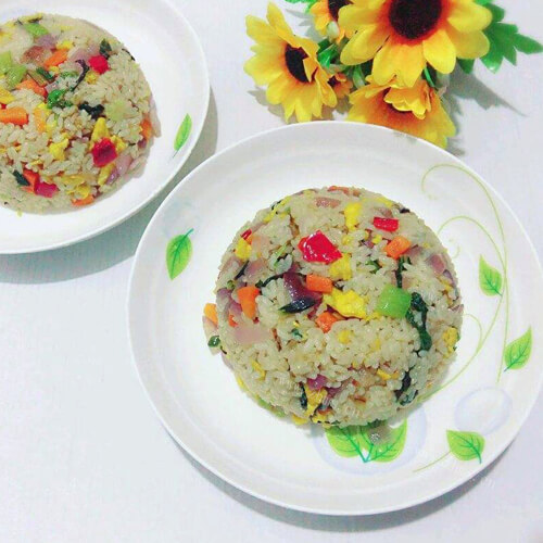 营养均衡的美味五彩蛋炒饭