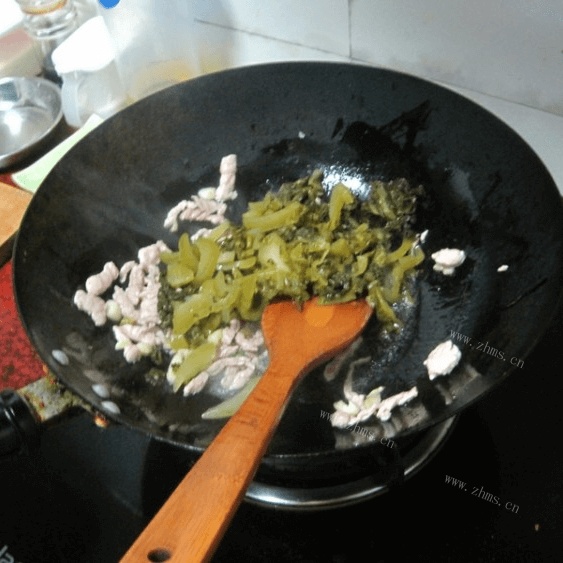 下饭的酸菜肉丝面做法图解4)