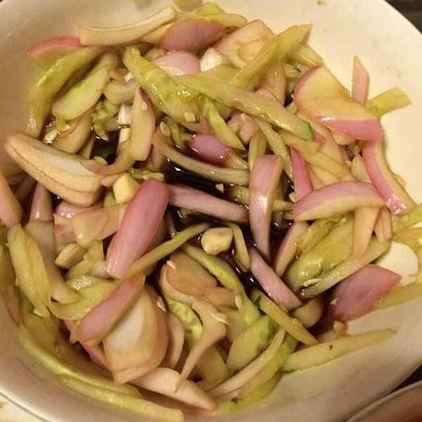 清爽的凉拌黄瓜洋葱