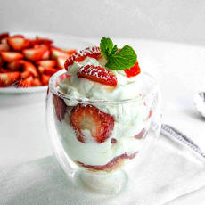 草莓奶油杯#多效护理
