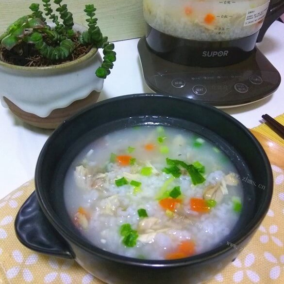 美味的三色鸡肉粥