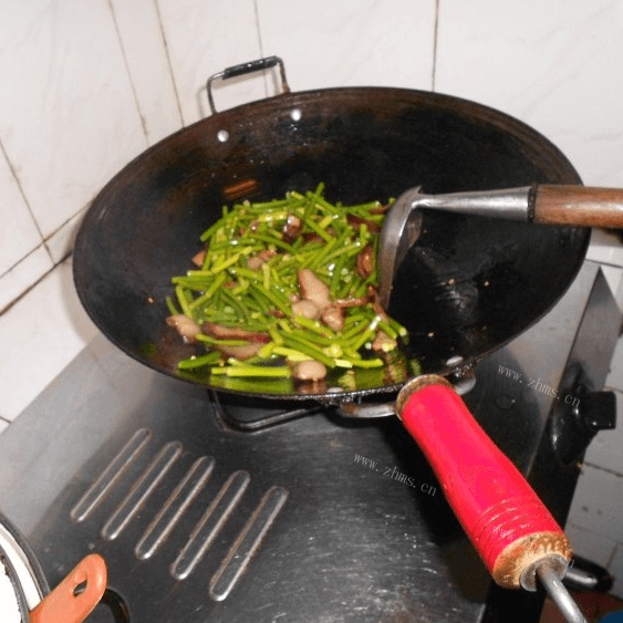 家常菜蒜苗炒肉做法图解4)