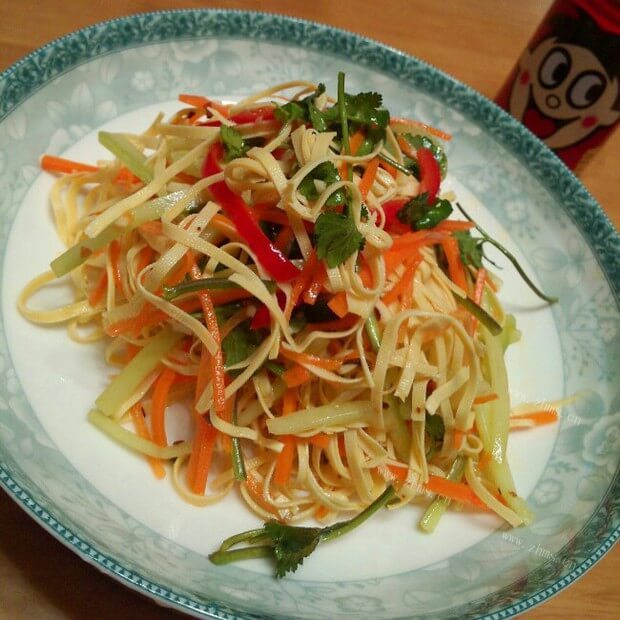 美味的凉拌黄瓜豆皮胡萝
