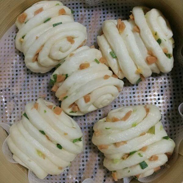 美味的葱花香肠小花卷