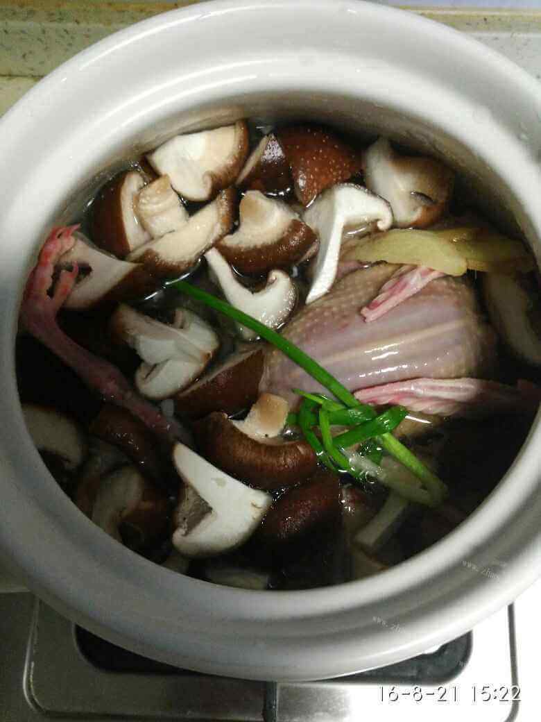 好吃的鸽子香菇肉丸汤做法图解4)