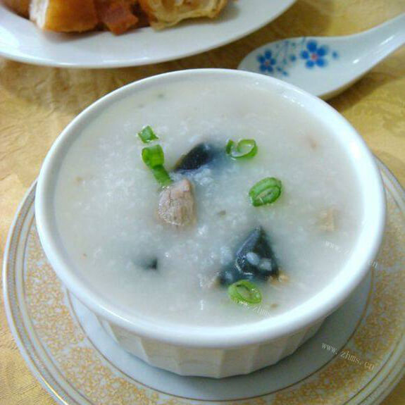 好吃的乳猪骨皮蛋小米粥粥