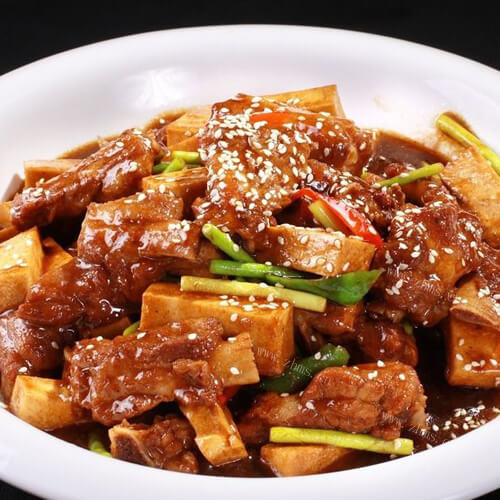 美味的排骨焖豆腐