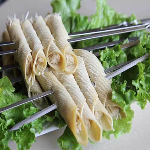 美味的金针菇干豆腐卷