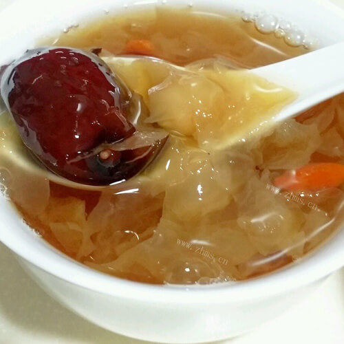 美味的花生银耳桃胶