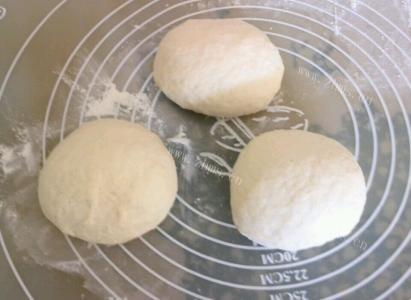 美味的苋菜汁炼乳腰果吐司做法图解5)
