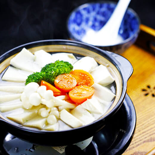 香喷喷的浓香骨汤豆腐火锅