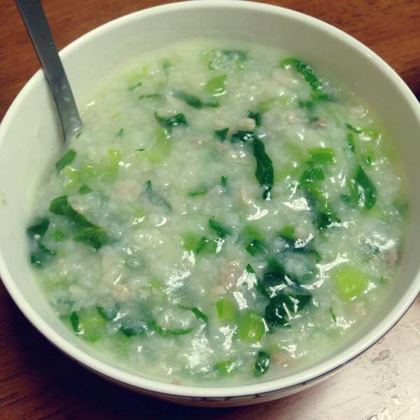 美味的芋头花生米青菜咸粥