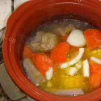 美味的猪尾萝卜玉米汤