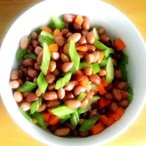 美味的花生米拌芹菜、胡萝卜 
