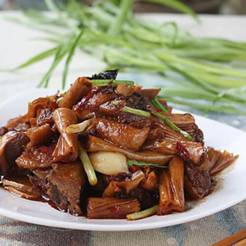 美味的鸭肉炒腐竹