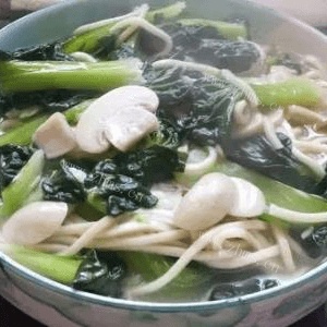 营养野菜热汤面