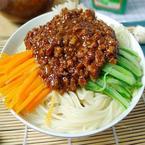 香喷喷的炸酱排骨意面