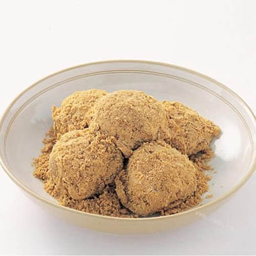美味的汤圆滚黄豆糖粉