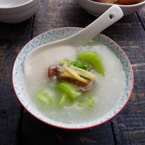 美味的芥菜咸骨粥