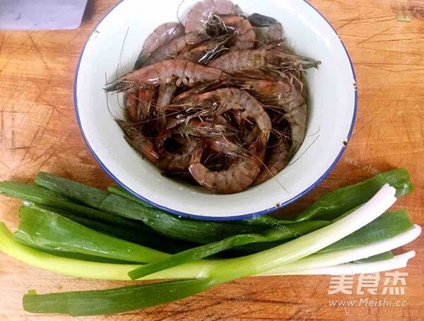 诱人的香葱爆海虾做法图解1)