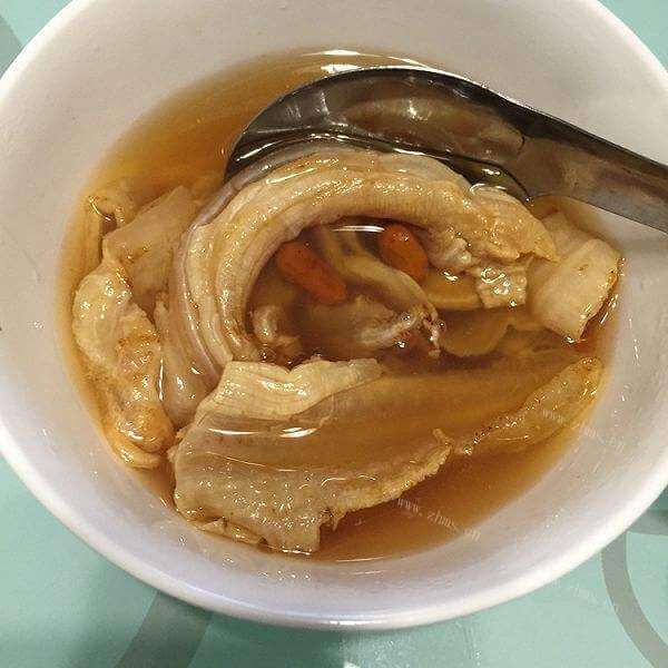 鲜美的龙骨花胶汤 