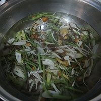 滋补的鸡肉菌菇汤做法图解3)
