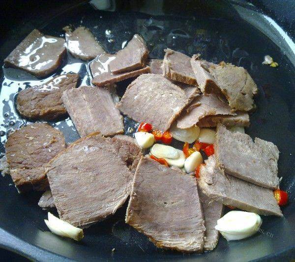 香喷喷的小炒牛肉片做法图解3)