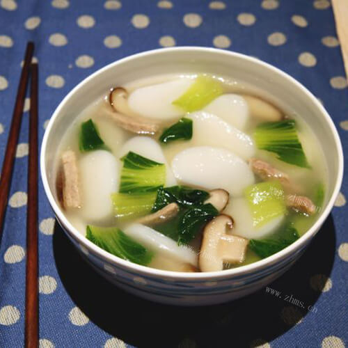 美味的牛肉蔬菜年糕汤