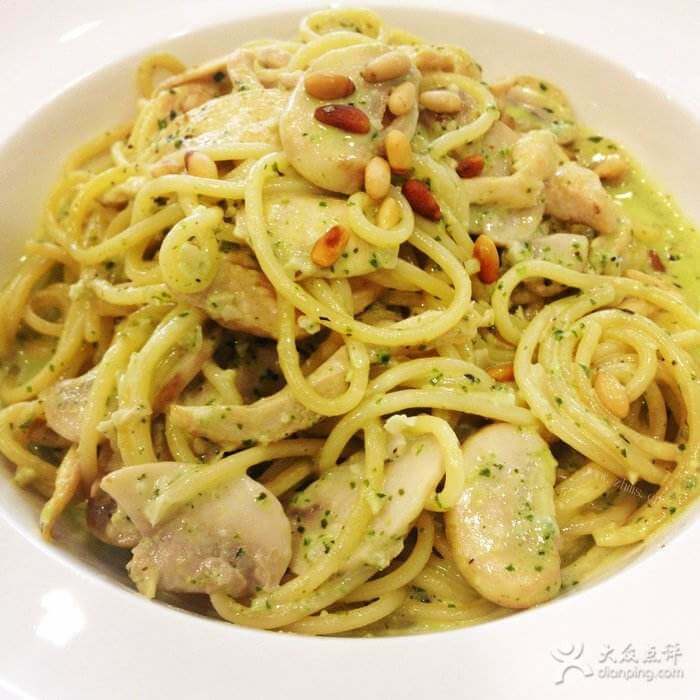 美味的蘑菇鸡肉烩饼