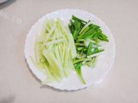 爽口好吃的黄瓜炒高粱饵块做法图解2)