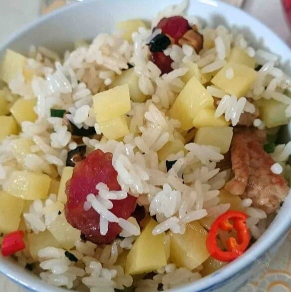 香浓美味的土豆炒米饭