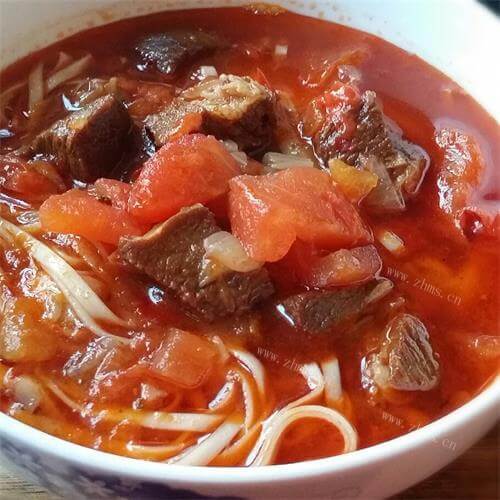 美味的番茄牛肉汤面