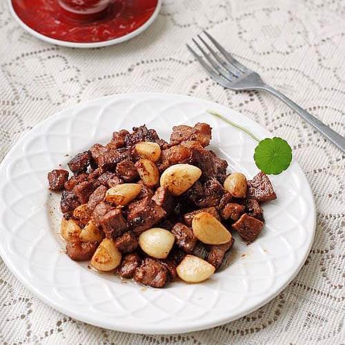 美味的黑蒜牛肉粒
