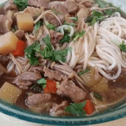 美味的羊肉汤面