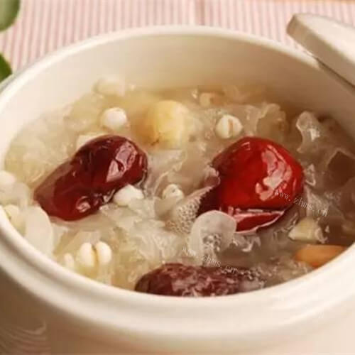 美味的红枣银耳露